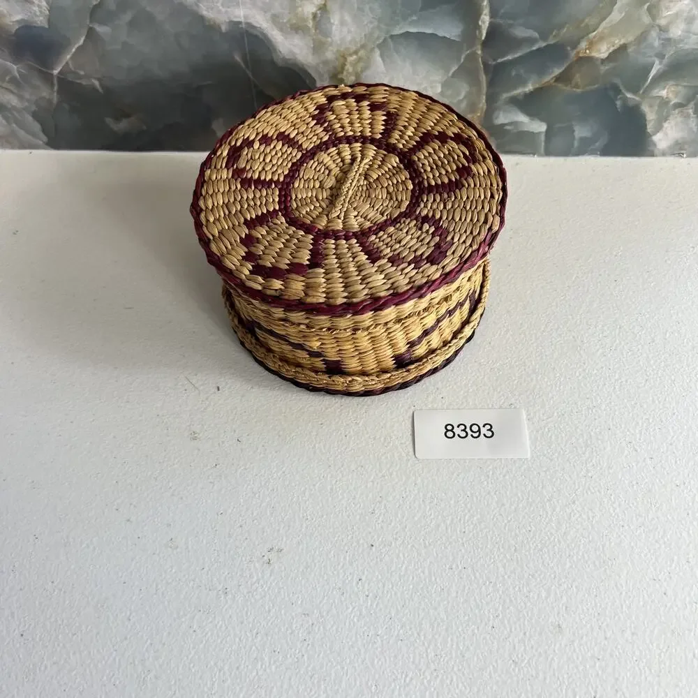 Woven Wicker Basket With Lid Round Trinket Basket Floral Design Jewelry Holder